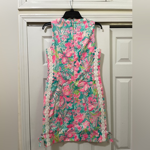 Lilly Pulitzer Mila Shift Dress in Hot on the Scene print. Size 4 - Picture 2 of 4